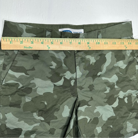 NEW Old Navy Chino Shorts Womens Size 2 Green Camo 5” Inseam Mid Rise Stretch - Picture 5 of 8